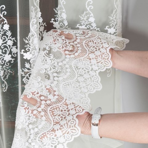 Firanka haftowana ze wzorem pasowym, wysokość 250cm, kolor 012 kremowy 121377/BIS/012/000250/1