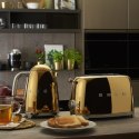 złoty toster smeg z czajnikiem w kuchni