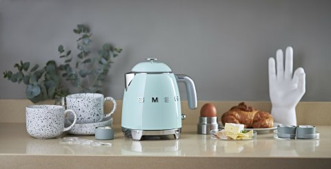 pistacjowy czajnik smeg w kuchni
