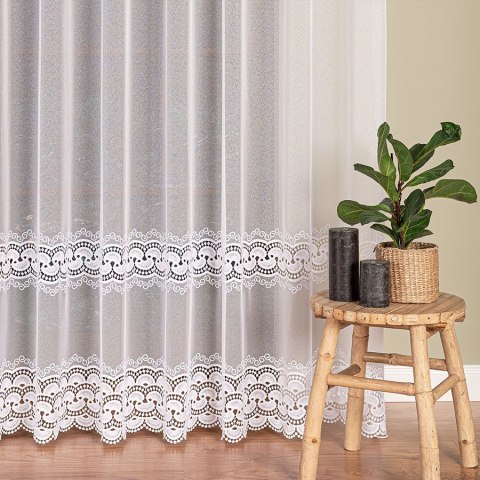 Firanka z aplikacją ze wzorem pasowym na markizecie, wysokość 280cm, kolor 001 biały 009397/433/001/000280/1