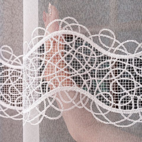 Firanka z aplikacją ze wzorem pasowym na markizecie, wysokość 280cm, kolor 001 biały 034617/433/001/000280/1