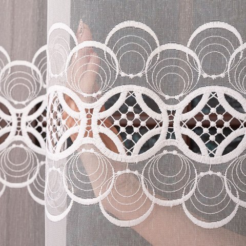 Firanka z aplikacją ze wzorem pasowym na markizecie, wysokość 280cm, kolor 001 biały 112955/433/001/000280/1