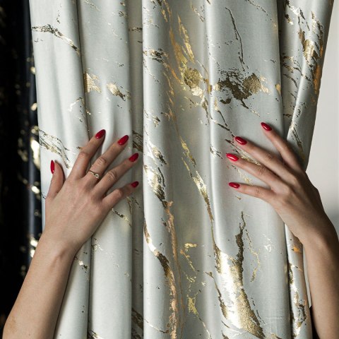 MARMA Tkanina dekoracyjna, wysokość 300cm, kolor 021 pastelowy szary ze złotym nadrukiem na VELVI TD0033/TDP/021/000300/1