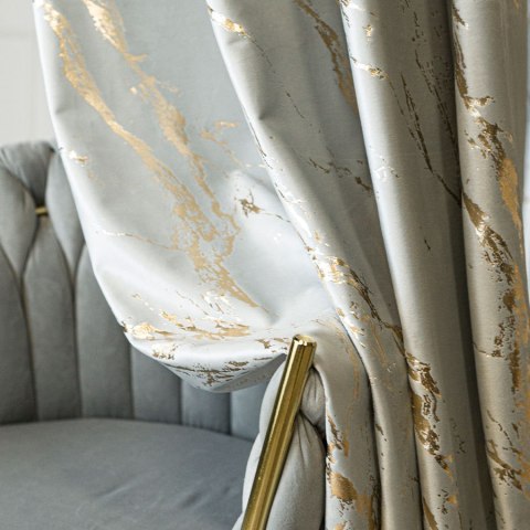 MARMA Zasłona gotowa na przelotkach, szerokość 140cm x wysokość 250cm, kolor 021 pastelowy szary ze złotym nadrukiem na VELVI TD
