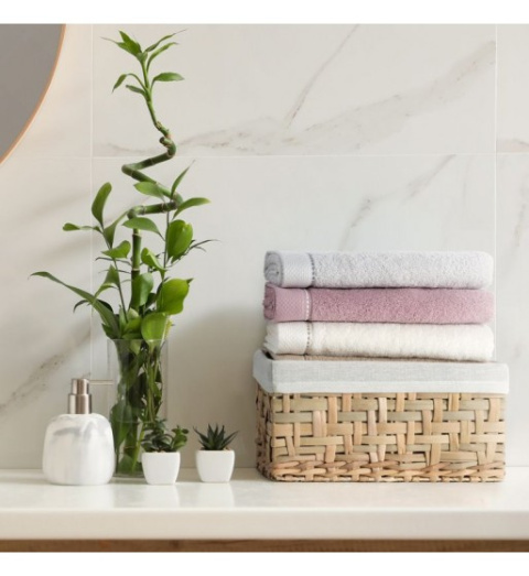 Ręcznik frotte DAISY 50x90 cm kolor miętowy