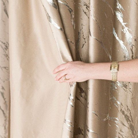 MARMA Zasłona gotowa na przelotkach, szerokość 140cm x wysokość 250cm, kolor 001 ciemny beżowy ze srebrnym nadrukiem na VELVI TD