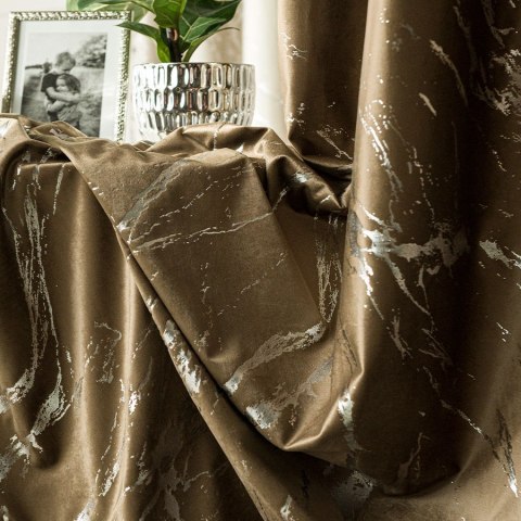 MARMA Zasłona gotowa na przelotkach, szerokość 140cm x wysokość 250cm, kolor 002 brązowy ze srebrnym nadrukiem na VELVI TD0037/Z