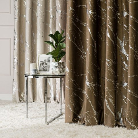 MARMA Zasłona gotowa na przelotkach, szerokość 140cm x wysokość 250cm, kolor 002 brązowy ze srebrnym nadrukiem na VELVI TD0037/Z