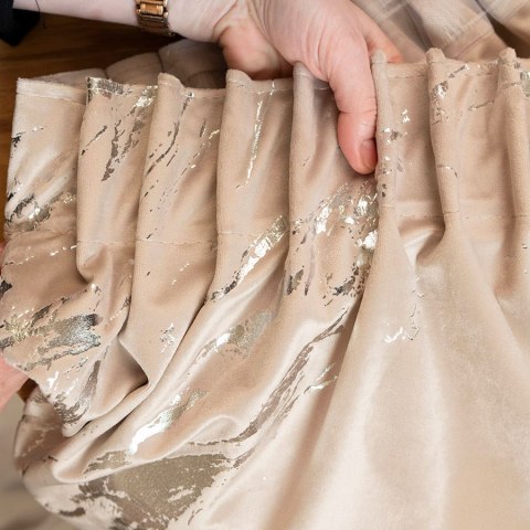 MARMA Zasłona gotowa na taśmie, szerokość 140cm x wysokość 250cm, kolor 003 jasny beżowy ze srebrnym nadrukiem na VELVI TD0037/Z