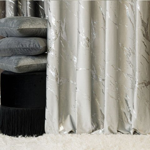 MARMA Zasłona gotowa na taśmie, szerokość 140cm x wysokość 250cm, kolor 021 pastelowy szary ze srebrnym nadrukiem na VELVI TD003