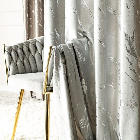 MARMA Zasłona gotowa na taśmie, szerokość 140cm x wysokość 250cm, kolor 021 pastelowy szary ze srebrnym nadrukiem na VELVI TD003