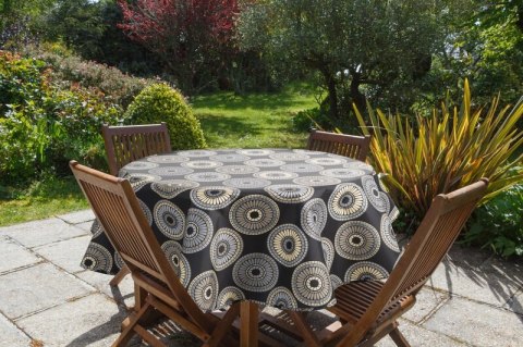 OBRUS GARDEN O 150 CM CZARNY