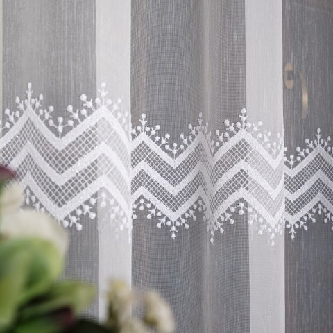 Firanka haftowana ze wzorem pasowym, wysokość 285cm, kolor 001 biały FH0024/768/001/000285/1