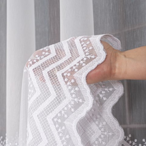 Firanka haftowana ze wzorem pasowym, wysokość 285cm, kolor 001 biały FH0024/768/001/000285/1