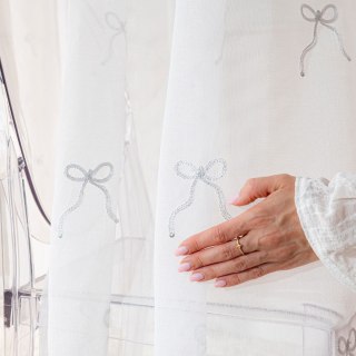 KOKARDKA Firanka haftowana w kokardki na etaminie, wysokość 290cm, kolor 001 biały ze srebrnym KOKARD/OLO/001/000290/1