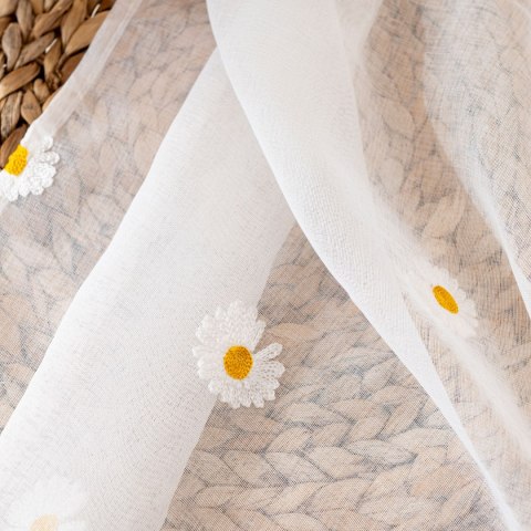 BELLIS Firana gotowa na etaminie w stokrotki, haftowana na srebrnych przelotkach, z ołowianką szerokość 300 x wysokość 160cm, ko