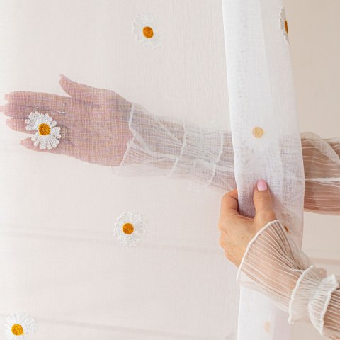 BELLIS Firana gotowa na etaminie w stokrotki, haftowana na taśmie, z ołowianką szerokość 300 x wysokość 160cm, kolor 001 biały B