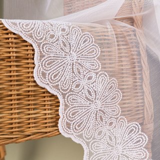 Firanka haftowana ze wzorem na samym dole, wysokość 180cm, kolor 001 biały 122087/000/001/000180/1