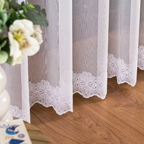 Firanka haftowana ze wzorem na samym dole, wysokość 300cm, kolor 001 biały 122087/000/001/000300/1