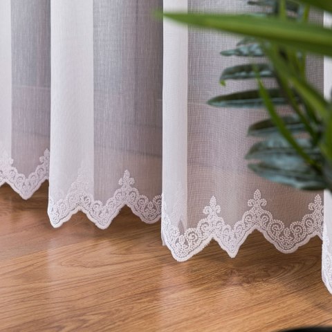 Firanka haftowana ze wzorem na samym dole, wysokość 300cm, kolor 001 biały 122089/000/001/000300/1