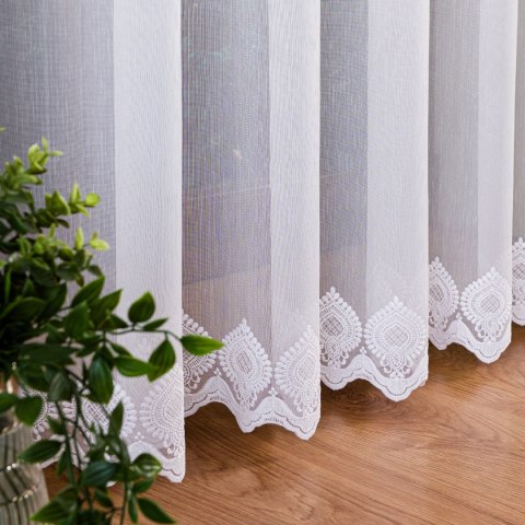 Firanka haftowana ze wzorem na samym dole, wysokość 300cm, kolor 001 biały 122516/000/001/000300/1