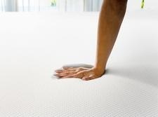 Materiał TEMPUR dopasowujący się do ciała - nacisk dłoni na materac TEMPUR PRO MDV