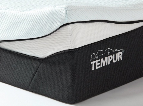 Materac TEMPUR PRO - boczny widok materaca z logo TEMPUR i pokrowcem SmartCool