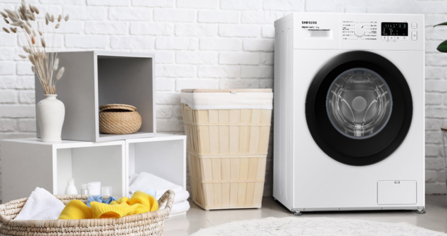 Jak wyczyścić pralkę wolnostojącą? Sposoby na brzydki zapach i kamień